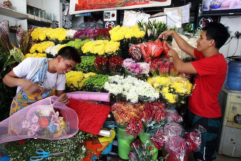 Flower prices at Dangwa market start to drop GMA News Online