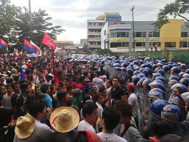 Police, protesters clash outside APEC meet venue | GMA News Online