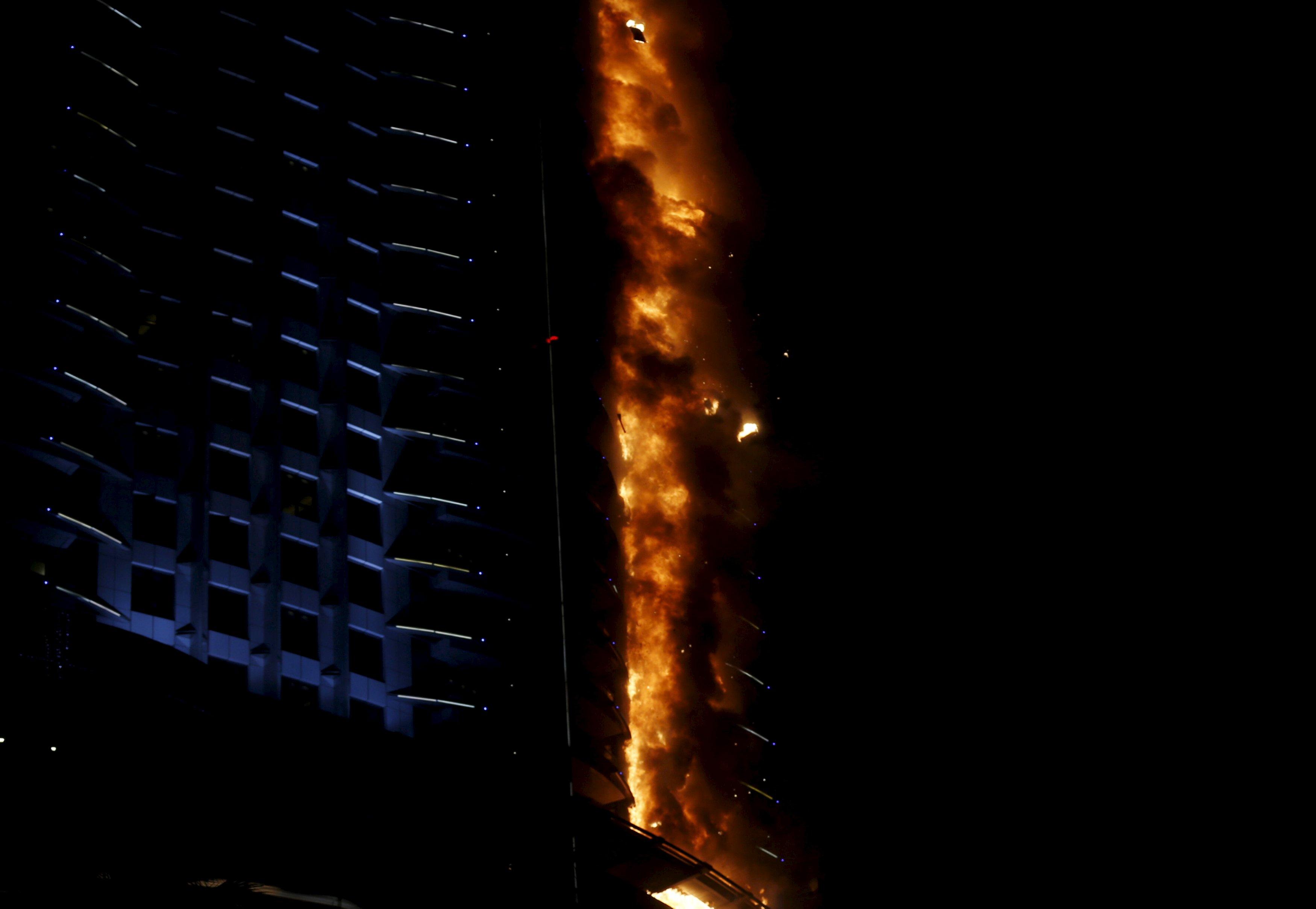 Бурдж Халифа пожар. Пожар в Бурдж Халифа 2020. Пожар в Дубае небоскреб. Горящее небоскрёб. Бурдж халифа сгорела
