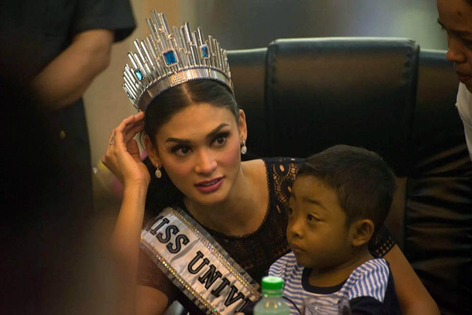 Miss Universe Pia Wurtzbach Ready For Super Bowl 50 Gma News Online 0698