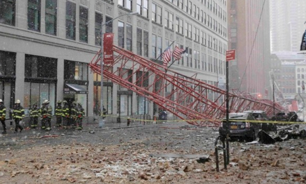 Giant crane falls in New York, killing one: official | GMA News Online