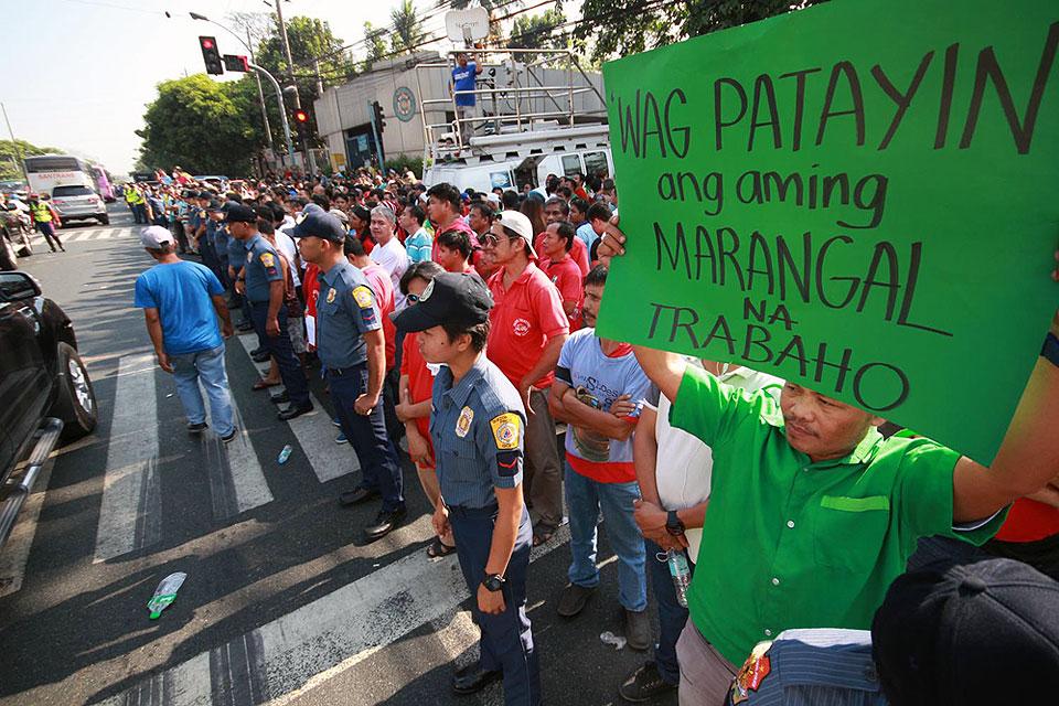 Cab drivers blast LTFRB for lowering flag down rate Photos GMA News