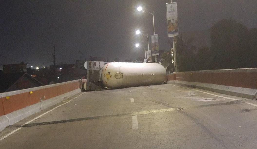 LPG tanker turns on its side in Pasay City | GMA News Online