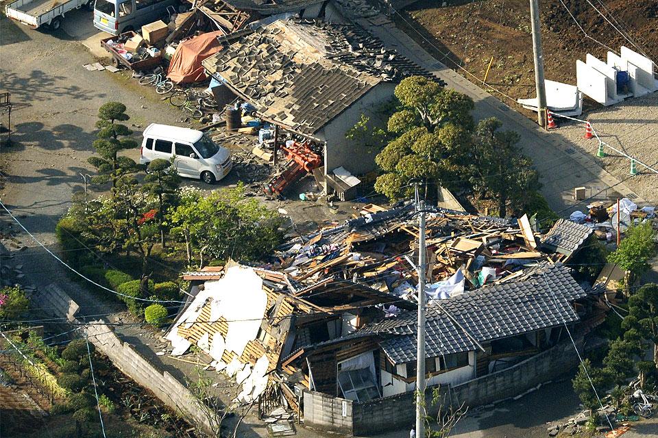 Rescuers Scramble For Survivors After Deadly Quake Hits Japan | GMA ...