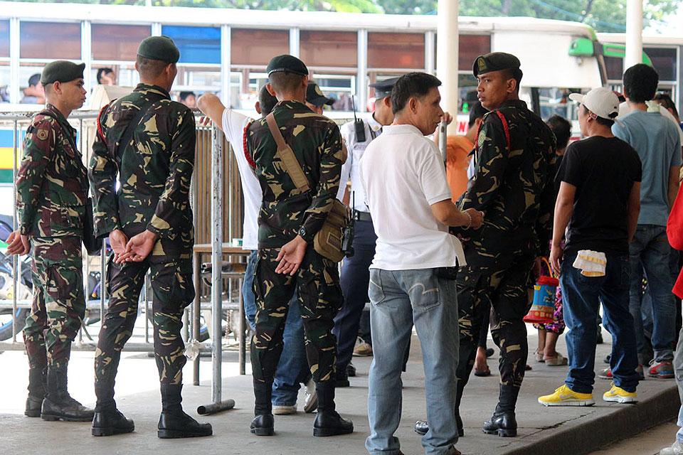 Soldiers help secure QC bus terminals Photos GMA News Online