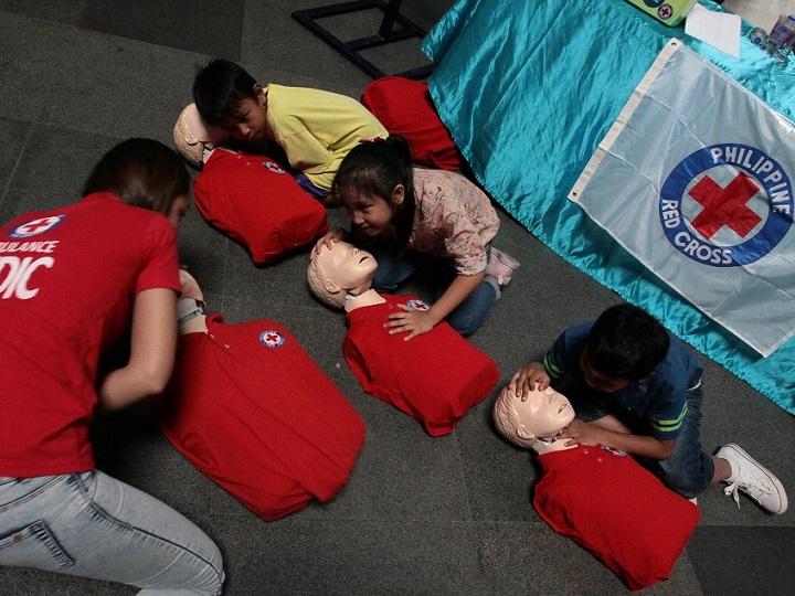 Kids learn basic first aid on World First Aid Day 2016