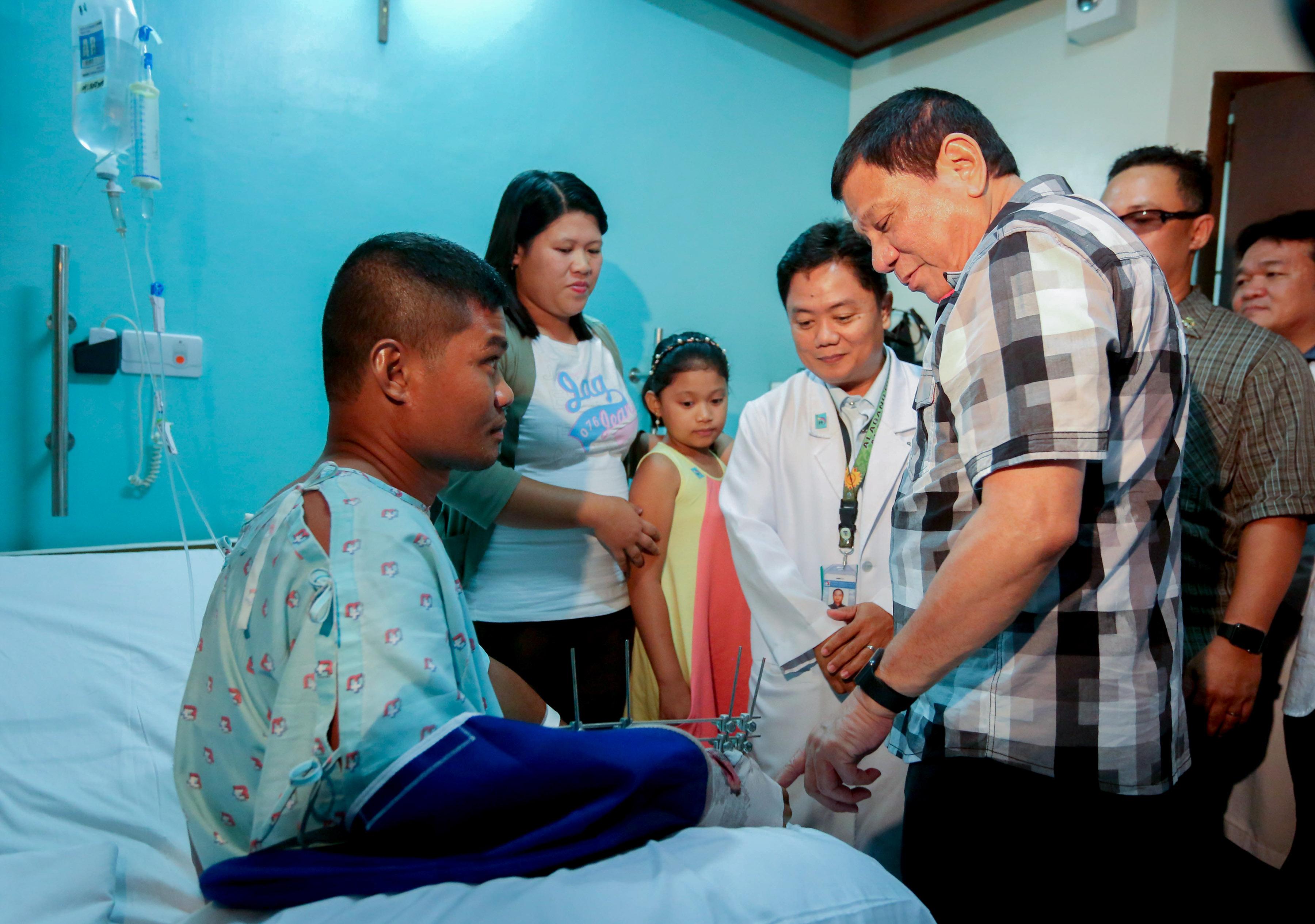 Duterte Visits Wounded Cop In Bacolod | GMA News Online