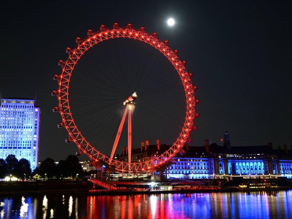 Tourists stranded for three hours as London Eye ferris wheel stops ...