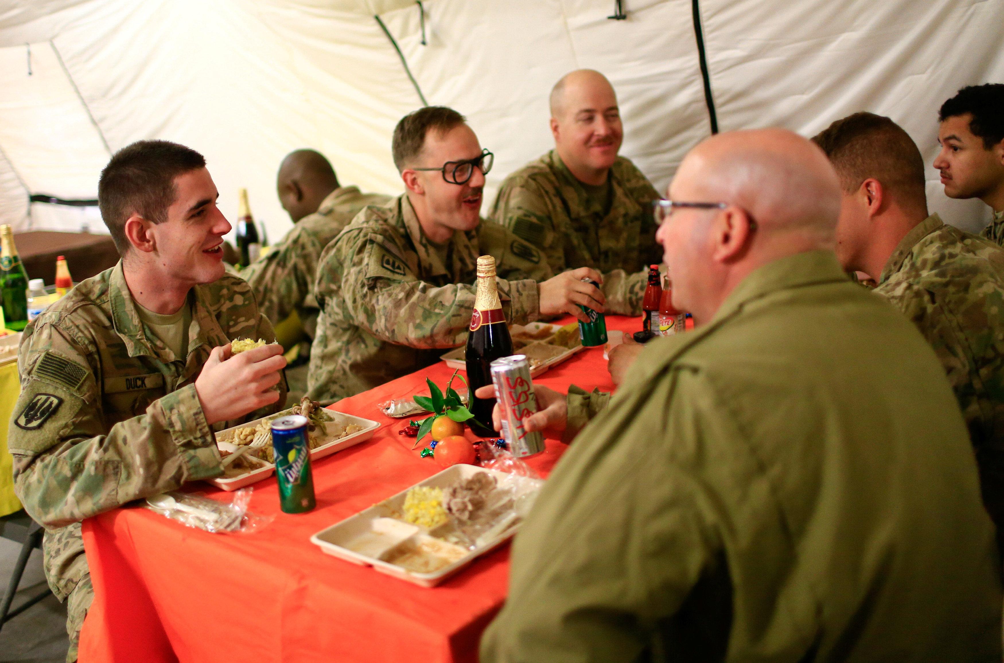 US soldiers celebrate thanksgiving in a military base north of Iraq ...