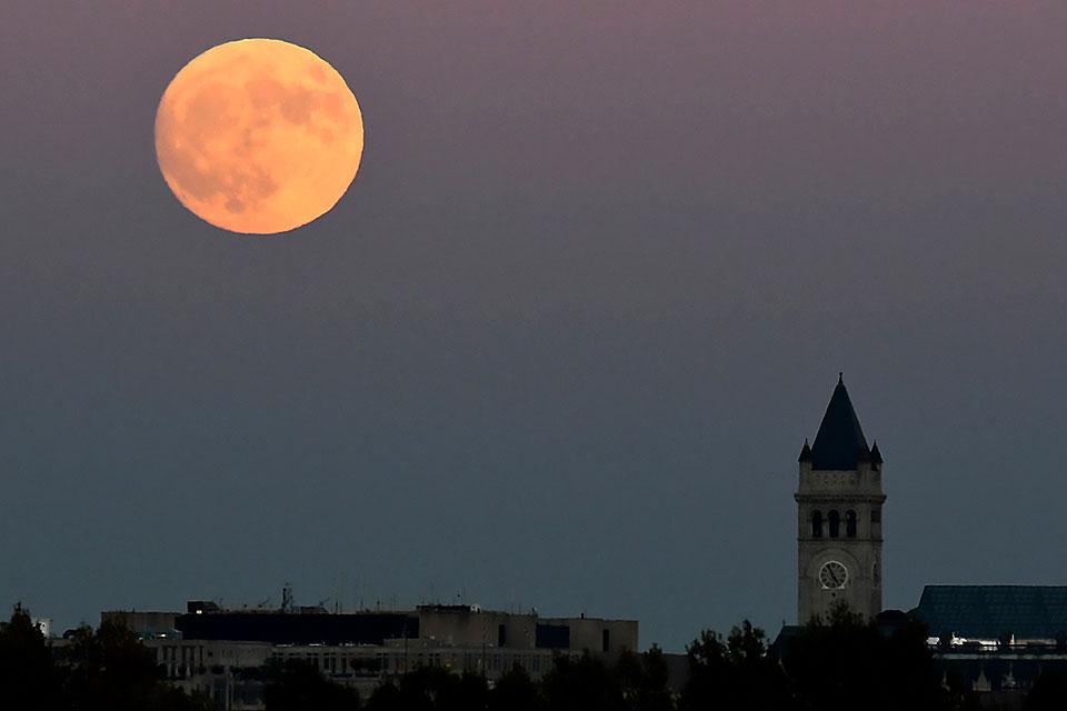 SpaceX announces new plan to send tourist around Moon | GMA News Online