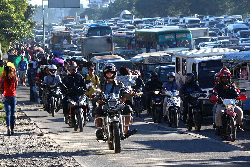 Motorcycles use sidewalks to escape QC traffic jam | Photos | GMA News ...