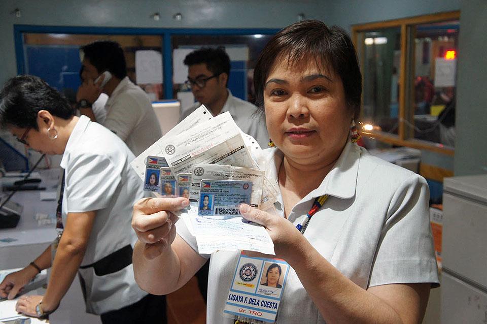 LTO starts releasing overdue drivers' licenses | Photos | GMA News Online