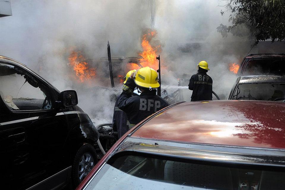 QC fire razes 6 luxury vehicles | Photos | GMA News Online