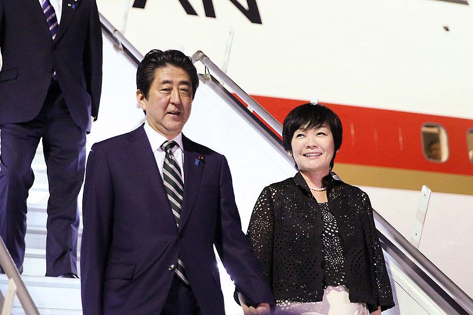 Japan PM Abe arrives in Davao City | Photos | GMA News Online