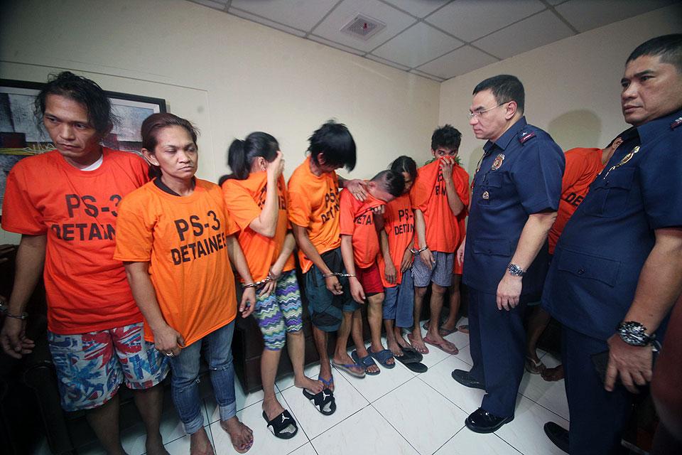 Police raid on QC shabu session nets 15 | Photos | GMA News Online