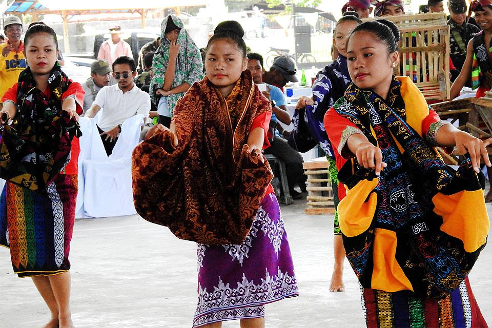 Moro-inspired dances highlight Army rites in Maguindanao | Photos | GMA ...