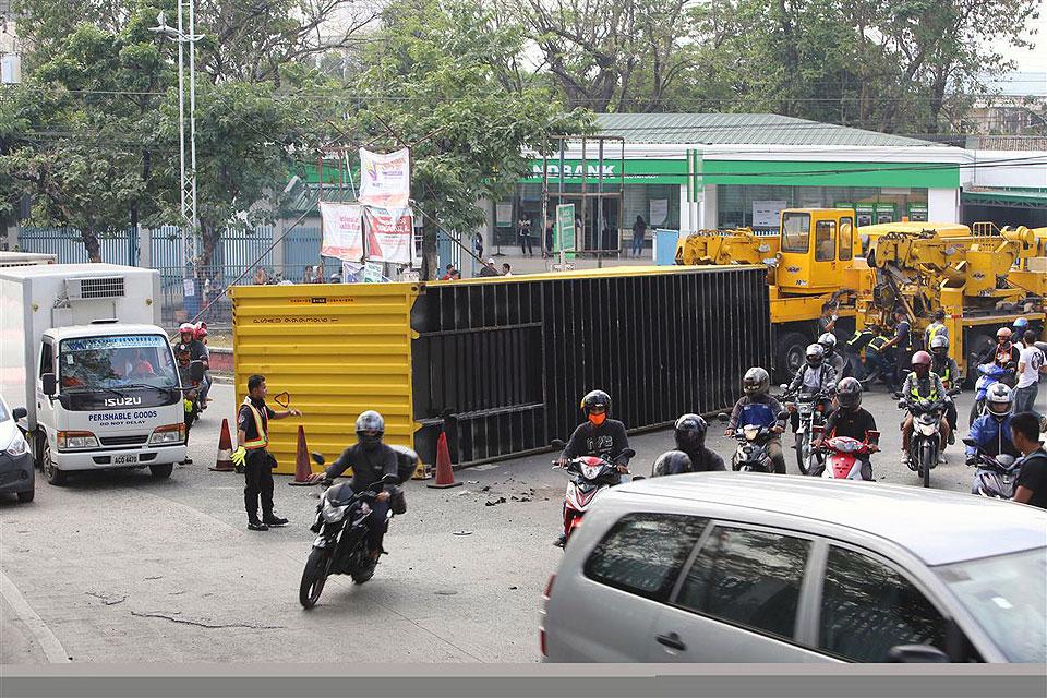 Shipping container blocks Bicutan road, causes traffic | Photos | GMA ...