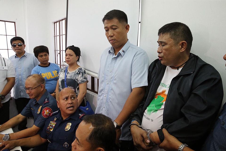 Angry Bato confronts ranking cop nabbed in alleged Las Piñas drug ...