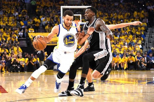 Curry shines as Warriors crush Spurs, lead series 2-0