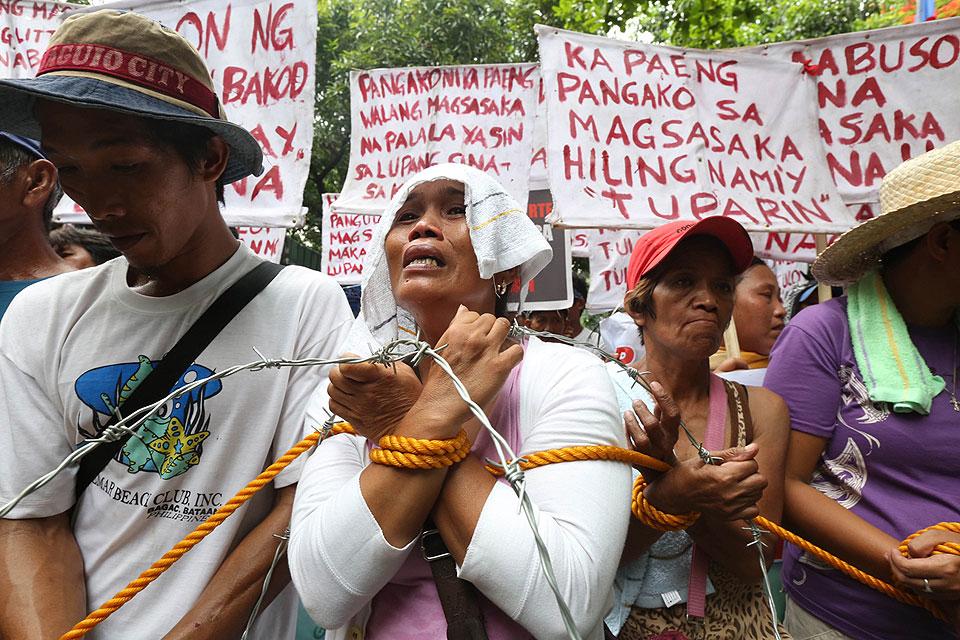 Bataan farmers march to claim their land | Photos | GMA News Online