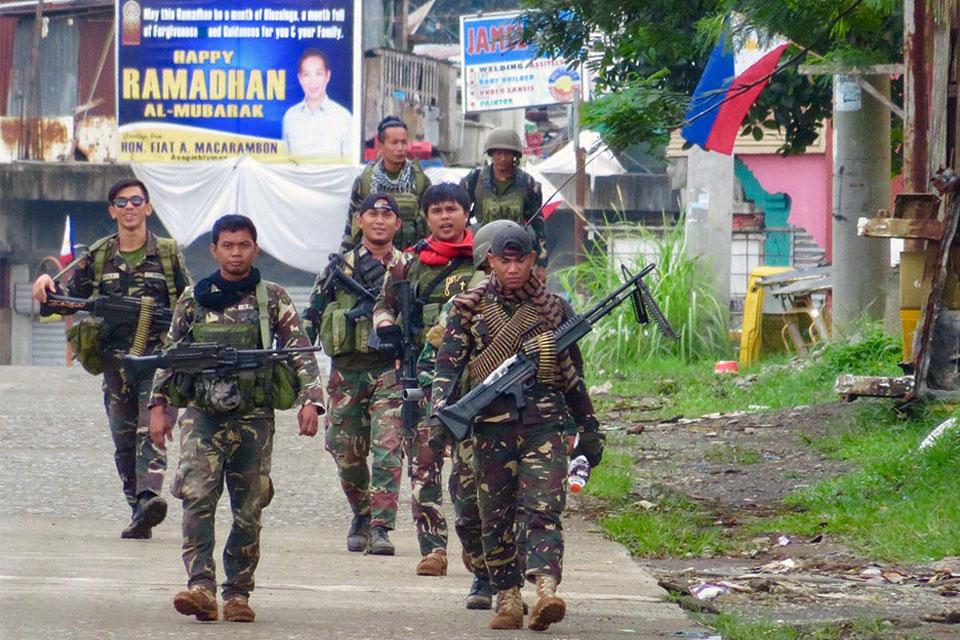 Front-line troops in Marawi honored on Father's Day with gifts | GMA ...