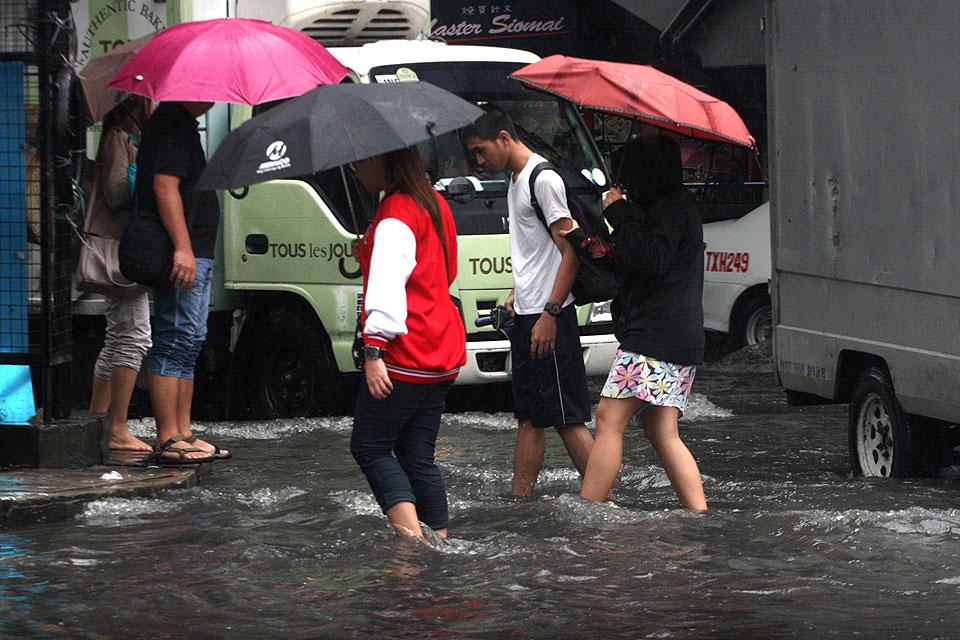 Gorio brings rain, flood in Manila | Photos | GMA News Online