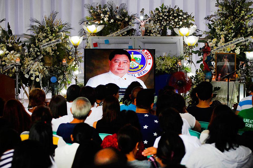 Parojinogs killed in police raid buried in Ozamiz City | GMA News Online