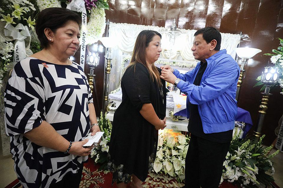 Duterte visits wake of soldiers killed in Marawi | Photos | GMA News Online