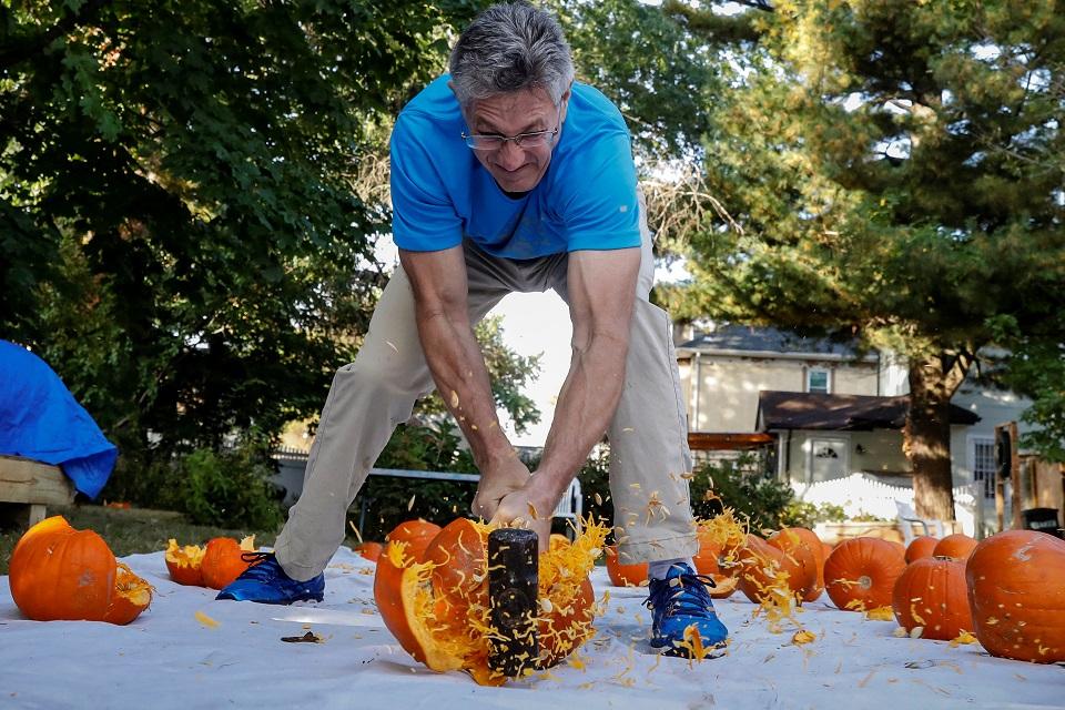 2017-10-23T171320Z_1687570639_RC1673364DD0_RTRMADP_3_HALLOWEEN-DAY-PUMPKIN-SMASHING_2017_10_24_17_40_37.JPG