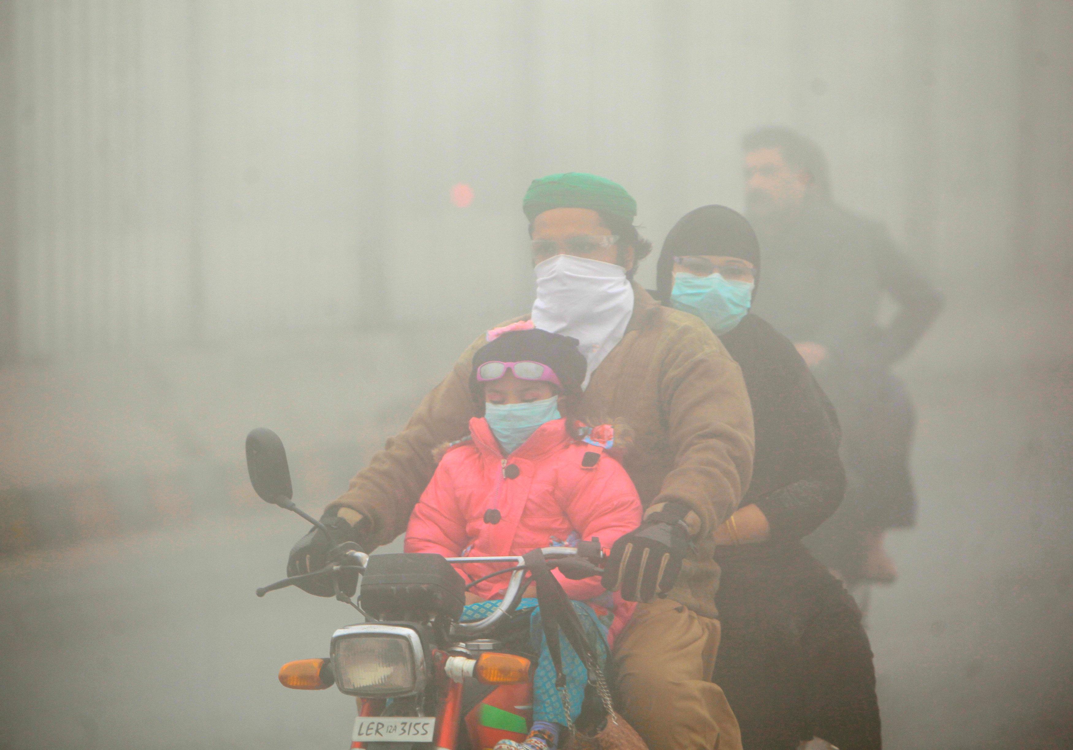 South Asia Smog Disrupts Travel, Sickens Thousands In Pakistan | GMA ...