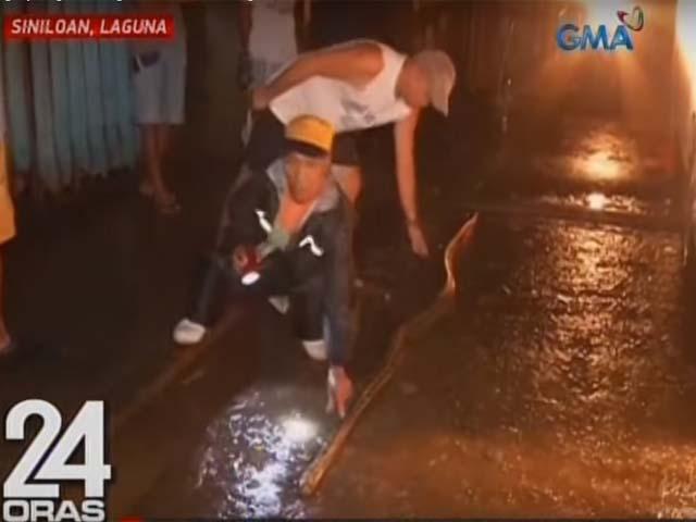 Slithering snake in Siniloan flood sends residents into panic | GMA ...