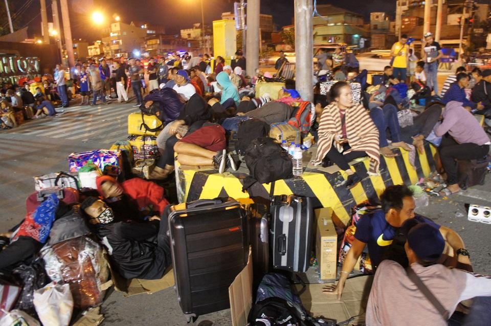 9,775 people stranded due to Urduja | GMA News Online