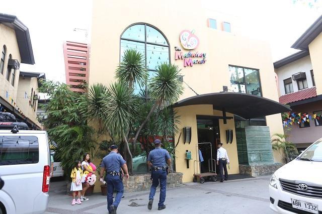 Cops To Include Mabuhay Manor Guard In Investigation News Gma Because Of His Suious Movements Moments Before The Robbery Incident Security Guard Mabuhay Manor Hotel In Pasay City Will Be Under