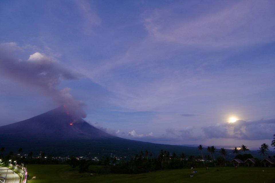 PHIVOLCS: Almost 300 Mayon Volcanic Quakes Recorded In 24 Hrs | GMA ...