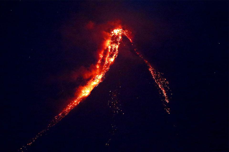 PHREATOMAGMATIC ERUPTION: 8-min Mayon explosion produced 5-km high ash column