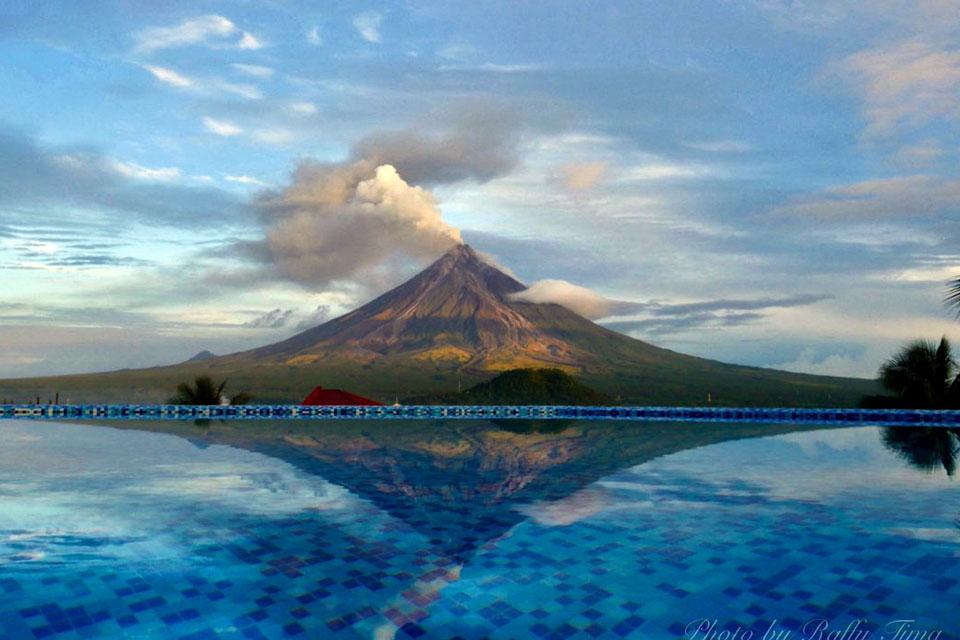 Erupting Mayon Volcano Sparks Albay Tourism Boom Gma News Online