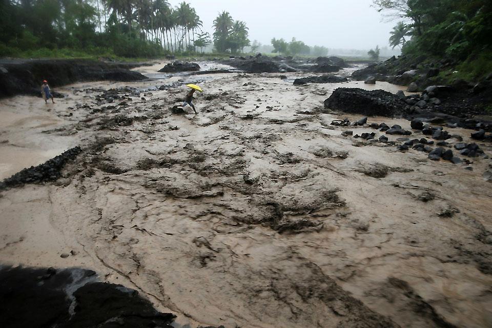 Mayon s lahar flow well contained in river channel PHIVOLCS