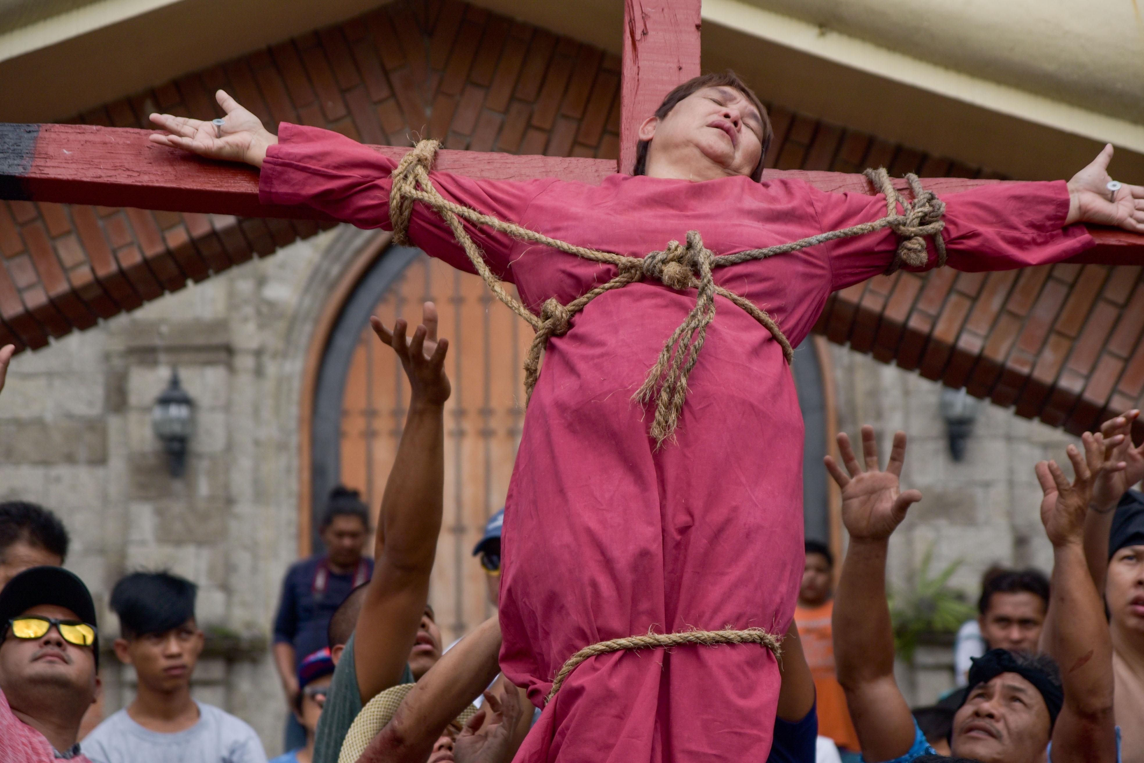 A Year Old Woman Collapses After Prayerful Crucifixion Gma News Online