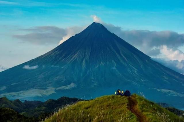 Mayon Volcano crater still red, PHIVOLCS monitoring —Solidum