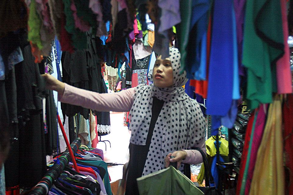 Muslim woman prepares to welcome end of Ramadan | Photos | GMA News Online