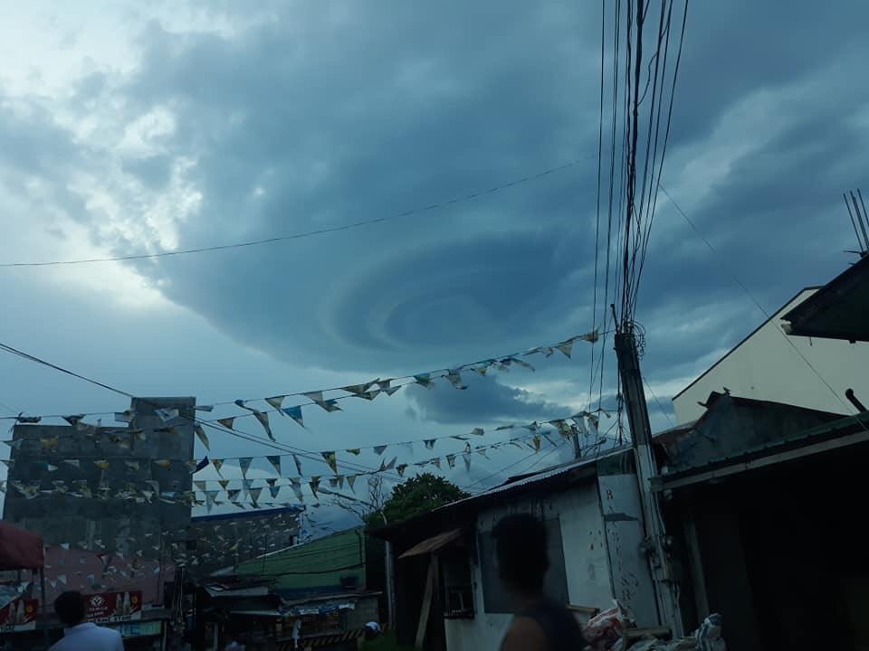 Quezon residents gaze up to an unusual cloud formation | Philippine News