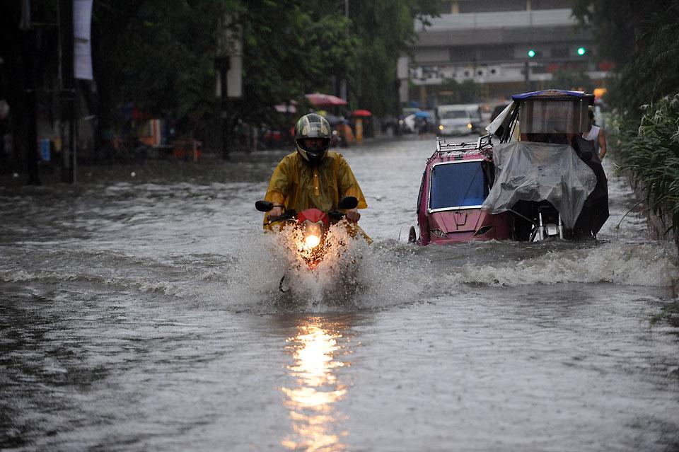 Heavy Rains Cause Flooding In Cavite, Bulacan Provinces │ GMA News Online