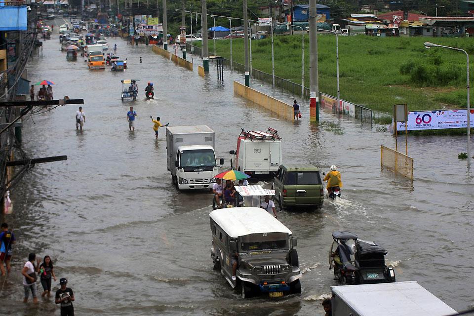 MacArthur Highway in Marilao flooded | Photos | GMA News Online