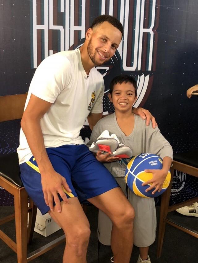 13-year-old meets his basketball idol Steph Curry | GMA News Online