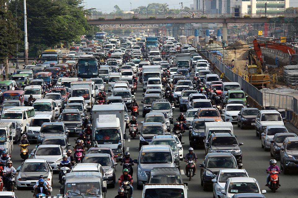 long-lines-of-passengers-at-pitx-as-puvs-got-stuck-in-traffic-gma