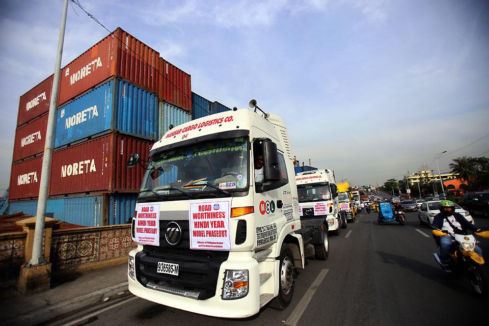 Port of Manila removes overstaying containers to decongest yard GMA