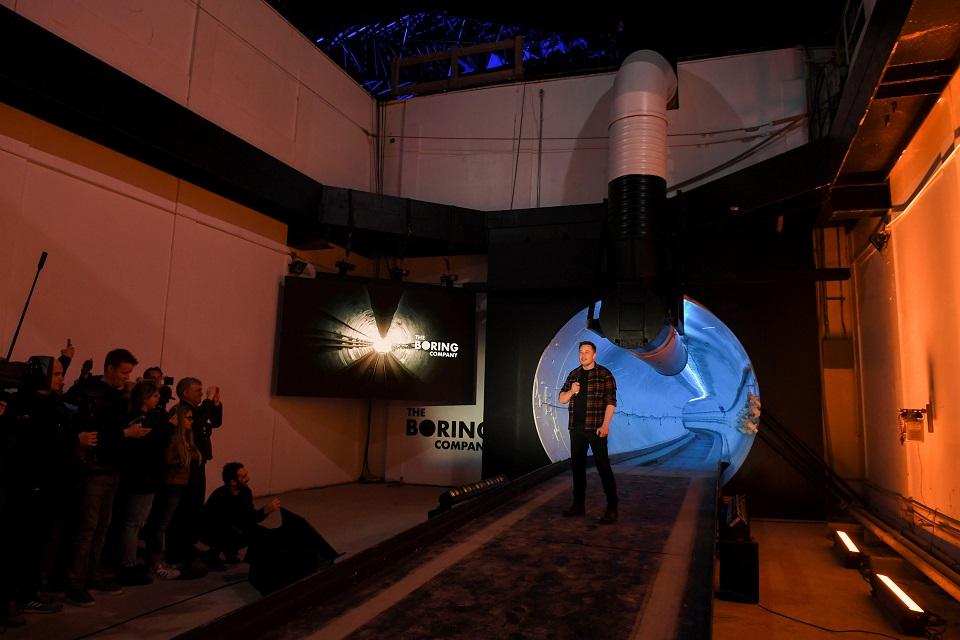 Elon Musk unveils his first tunnel to combat Los Angeles traffic │ GMA