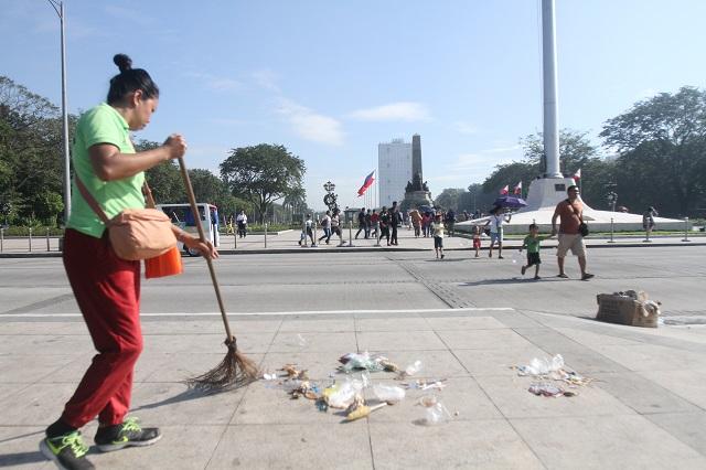 MMDA reimposes heat stroke break for traffic enforcers, street sweepers.