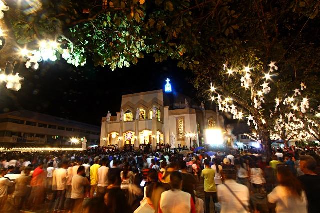 Antipolo Church jam-packed for Simbang Gabi | Photos | GMA News Online