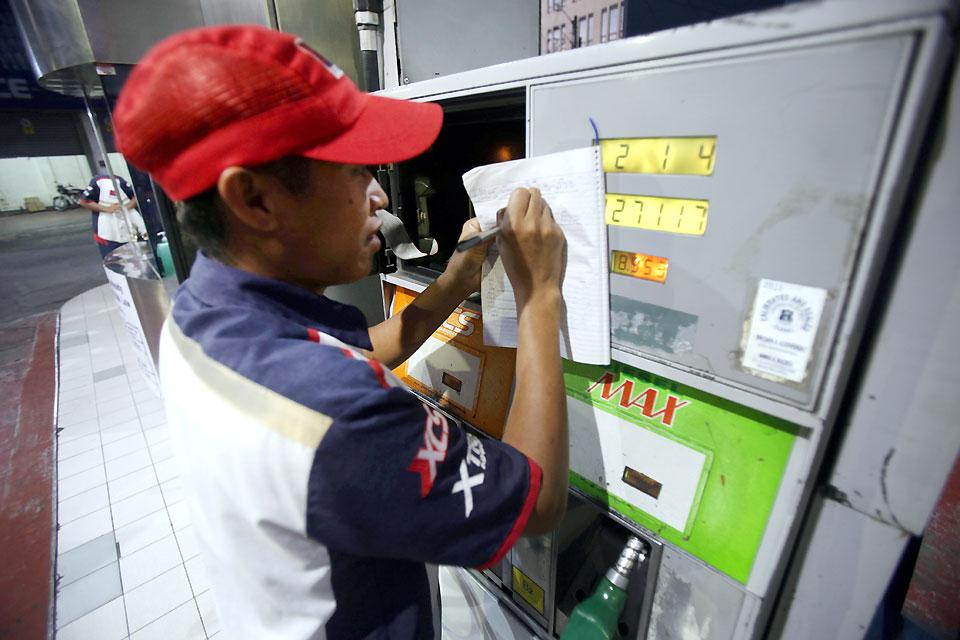 DOF peringatkan admin Marcos agar tidak menangguhkan cukai bahan bakar │ GMA News Online